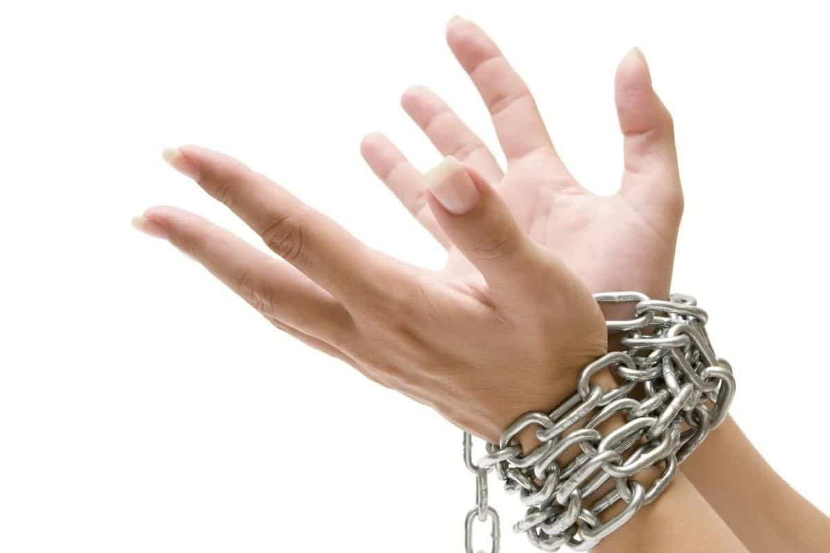 Hände in Ketten