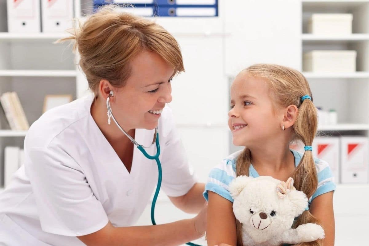 Kind beim Arzt